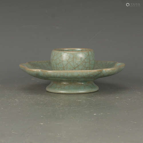 A RARE KOREAN CELADON LOBED BOWL STAND