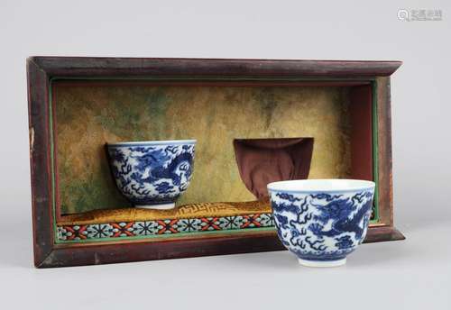 A PAIR OF BLUE AND WHITE CUPS, QIANLONG MARK, QING DYNASTY