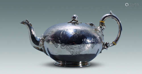 19至20世纪 纯银錾花瓜纽茶壶