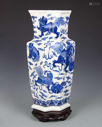 BLUE AND WHITE LION PLAYING PATTERN PORCELAIN VASE