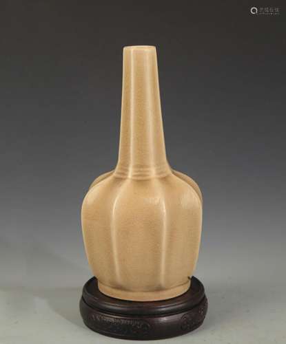 A YUE KILN EIGHT EDGE LONG NECK VASE