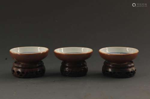 GROUP OF THREE SOUCE COLOR GLAZED PLATE
