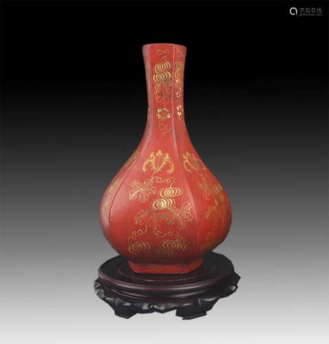 A GILT-LACQUERED WOOD RED COLOR WOODEN VASE