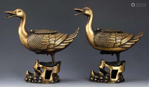 A PAIR OF GOOSE LIKE BRONZE AROMATHERAPY