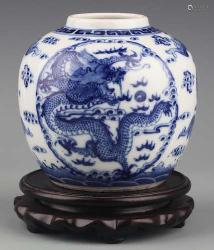 A BLUE AND WHITE DRAGON PAINTED PORCELAIN JAR