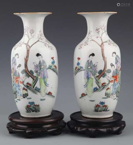 A PAIR OF COLORFUL PAINTED PORCELAIN BOTTLE