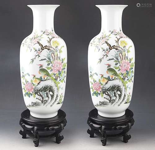 A PAIR OF FLOWER PAINTED PORCELAIN FLOWER JAR