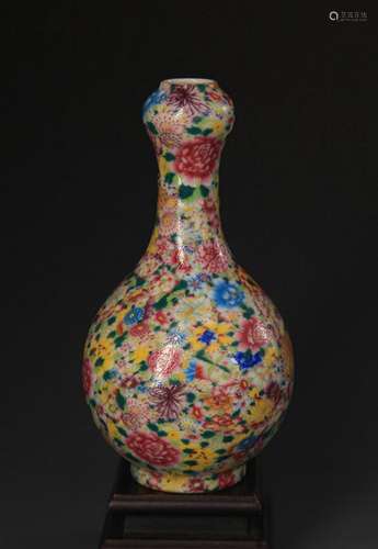 A FINE FAMILLE ROSE GARLIC HEAD PORCELAIN BOTTLE