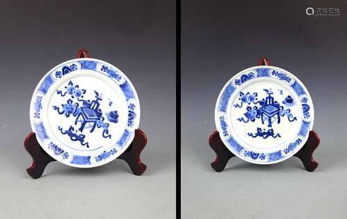 PAIR OF BLUE AND WHITE PORCELAIN PLATE