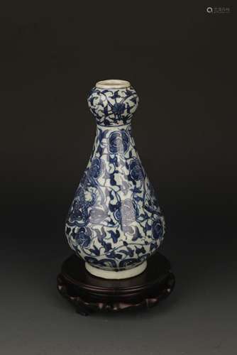 A FLOWER PAINTED BLUE AND WHITE VASE