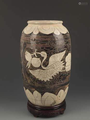 CI ZHOU KILN STYLE CRANE CARVING VASE