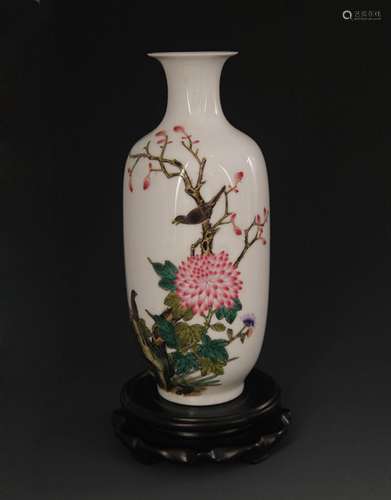 A FINE FAMILLE ROSE FLOWER PATTERN PORCELAIN VASE