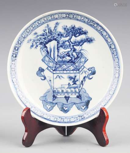 A FINELY PAINTED BLUE AND WHITE PORCELAIN PLATE