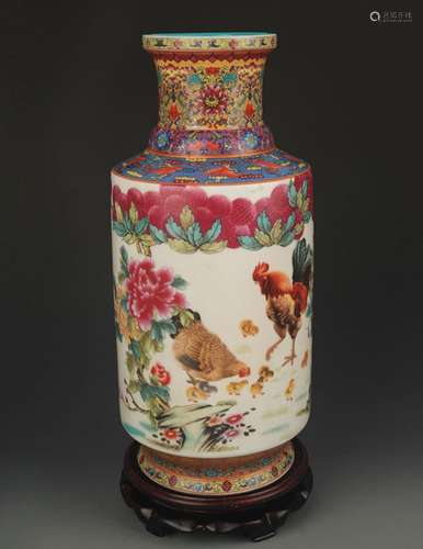 A FAMILLE ROSE CHICKEN PATTERN PORCELAIN VASE