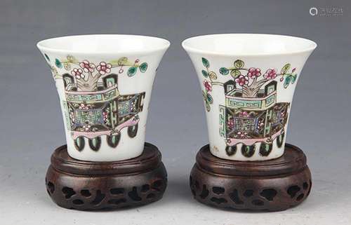 A PAIR OF FINELY PAINTED PORCELAIN CUP