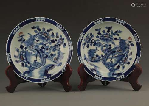 PAIR OF BLUE AND WHITE PAINTED PORCELAIN PLATE