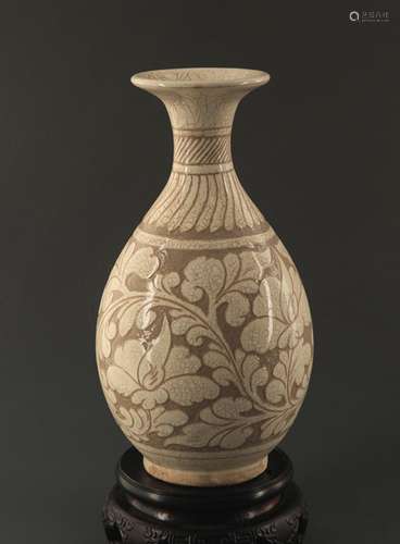 A CI ZHOU YAO FLOWER CARVING YU HU CHUN BOTTLE