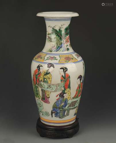 A FINE FAMILLE VERTE CHARACTER PATTERN PORCELAIN VASE