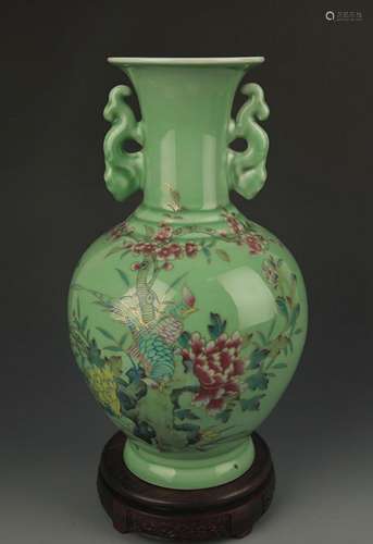 A GREEN GROUND FLOWER PATTERN DOUBLE EAR VASE