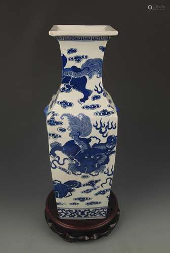 BLUE AND WHITE LION PLAYING PATTERN PORCELAIN VASE