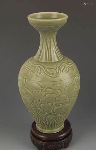 A YAO ZHOU KLIN POENY FLOWER CARVING PORCELAIN VASE