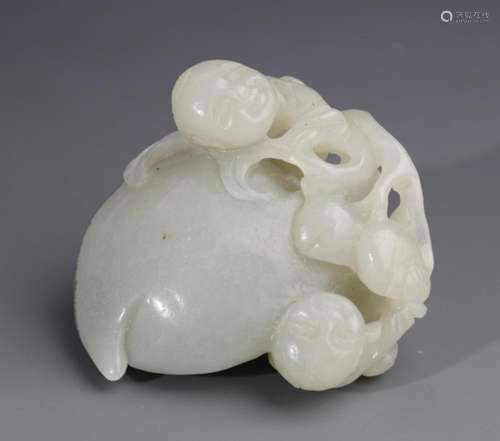 A PEACH SHAPED HETIAN GREENISH WHITE JADE PENDANT