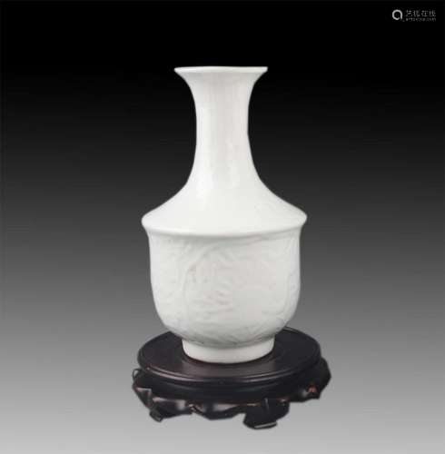 A FINE WHITE COLOR PORCELAIN VASE