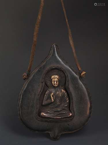 A BRONZE BRONZE SAKYAMUNI STATUE PENDANT