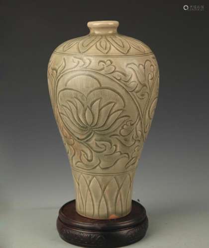 A YAO ZHOU KILN LOTUS PATTERN VASE