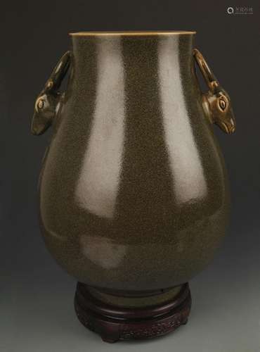 A TEA COLOR DOUBLE DEER HEAD VASE