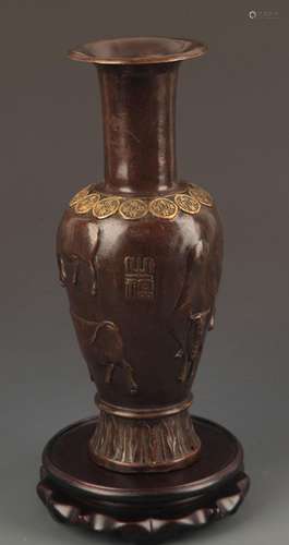 A FINE BRONZE COW PATTERN DECORATIVE VASE