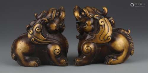 PAIR OF BRONZE ANIMAL CARVING DECORATION