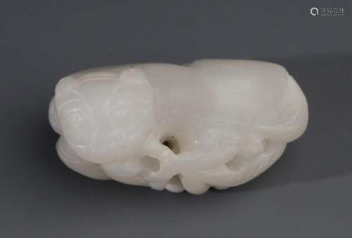 A FINELY RUI SHOU SHAPE WHITE JADE PENDANT