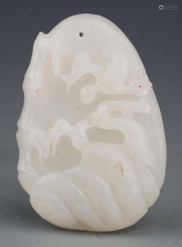 A FINE FLOWER CARVING WHITE JADE PENDANT