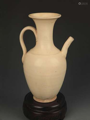 WHITE GLAZE PORCELAIN EWER