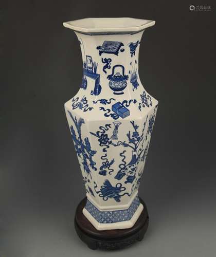 BLUE AND WHITE FLOWER PATTERN PORCELAIN VASE