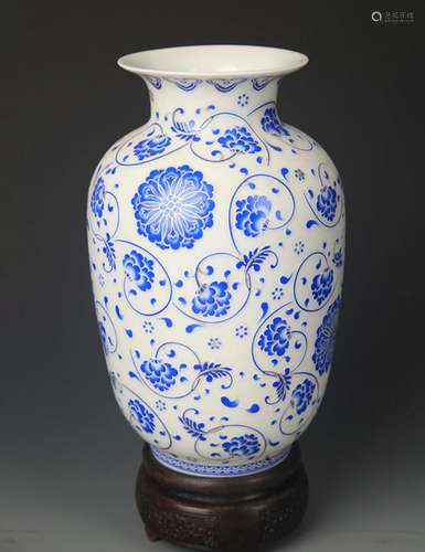 A BLUE AND WHITE FLOWER PATTERN LANTERN VASE