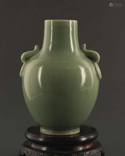 A FINE LONG QUAN KILN PORCELAIN VASE