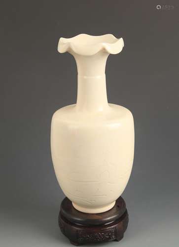 A DING KILN FLOWER TOP PORCELAIN VASE