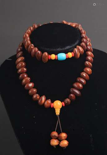 A FINE PU TI SEED PRAYER BEADS NECKLACE