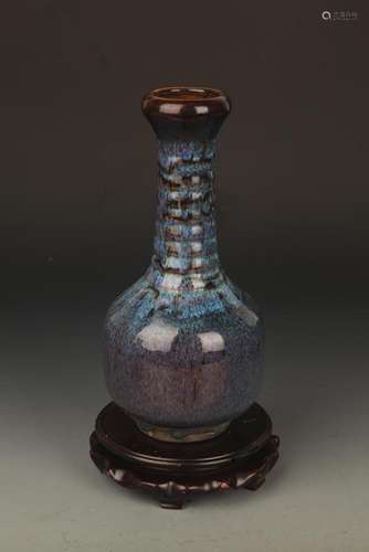 A FINE LONGNECK GARLIC HEAD SHAPE PORCELAIN BOTTLE