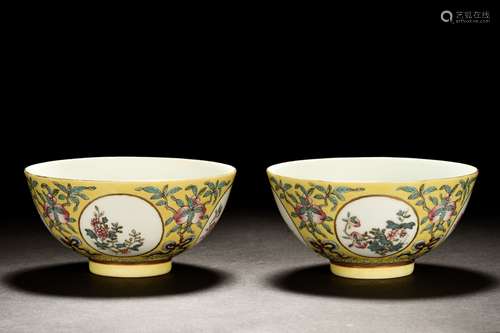 PAIR OF FAMILLE ROSE 'PEACHES' BOWLS