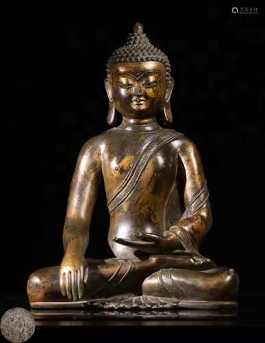 A GILT BRONZE MOLDED SHAKYAMUNI BUDDHA STATUE