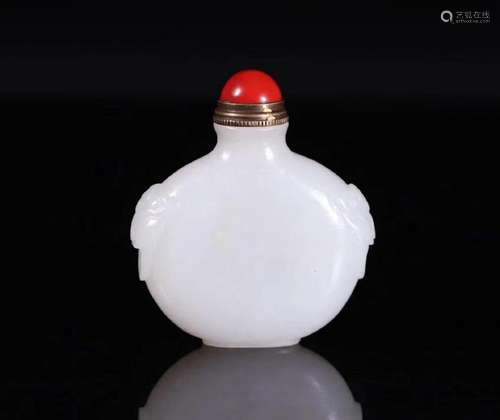 A HETIAN JADE CARVED SNUFF BOTTLE