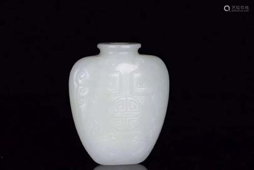 A HETIAN JADE CARVED SNUFF BOTTLE