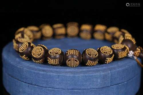 A CHENXIANG WOOD BEADS STRING BRACELET