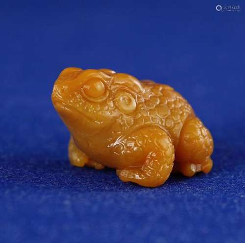 A TIANHUANG STONE TOAD SHAPED PENDANT