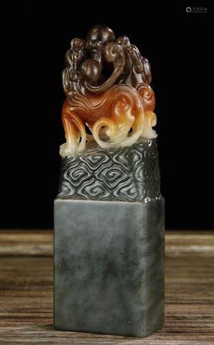 A COLOR SOAPSTONE BEAST SHAPED SEAL