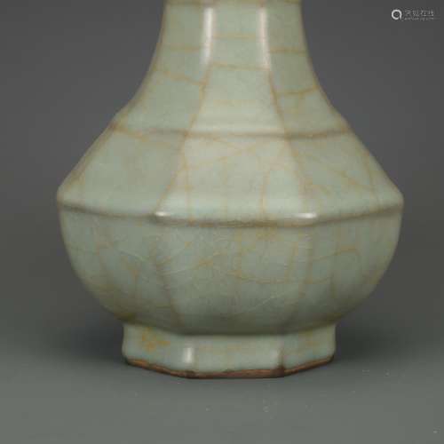 CHINESE GUAN TYPE PORCELAIN VASE