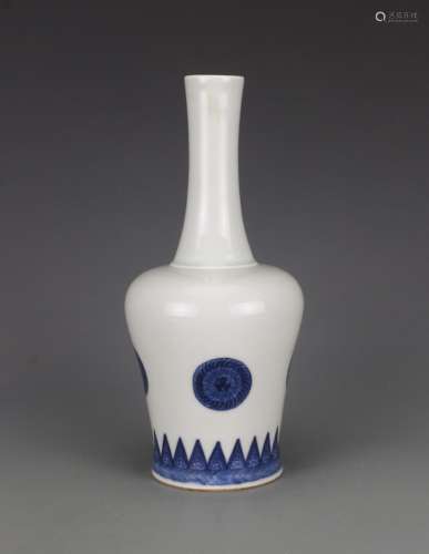 CHINESE BLUE AND WHITE MALLET VASE